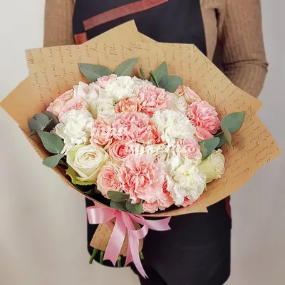 Фотка элегантного и роскошного букета из роз и гвоздик