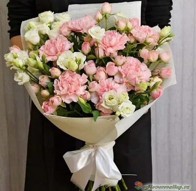 Фотография красивого букета из роз и гвоздик