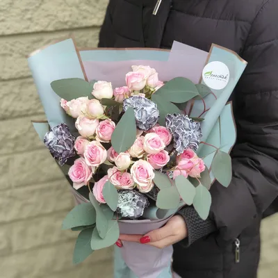 Фотография нежного и романтического букета из роз и гвоздик