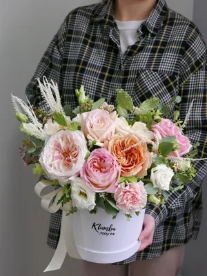 Фото яркого и стильного букета из роз и гвоздик для скачивания в jpg