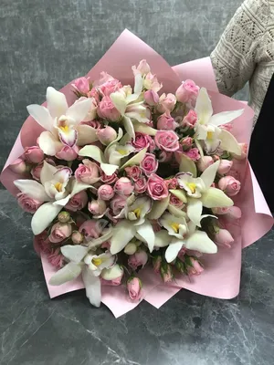Букет из роз и орхидей: совершенство в каждой детали: средний размер, png формат