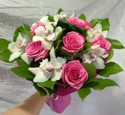 Букет из роз и орхидей для праздничного настроения: маленький размер, webp формат