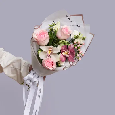 Букет из роз и орхидей: прекрасный выбор для особого момента: средний размер, png формат