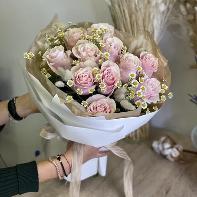 Современное изображение букета из роз и ромашек