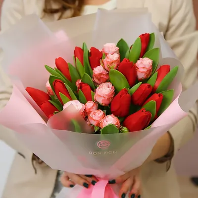 Букет из тюльпанов и роз - фото