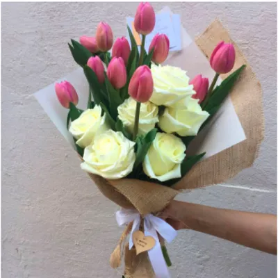 Фото букета из тюльпанов и роз