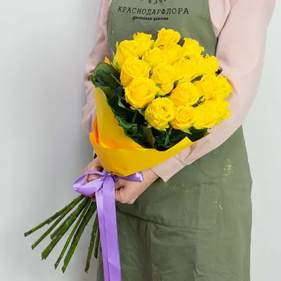 Фото букета желтых роз с особым освещением