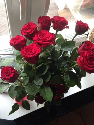 Букет красных роз дома - Оригинальный размер jpg