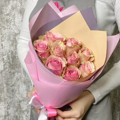 Привлекательная фотография букета роз и их нежного аромата