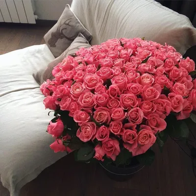Фотка букета роз на кровати для использования в дизайне - jpg