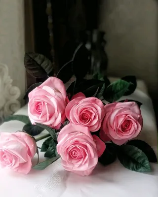 Букет роз на кровати - фотография для скачивания png
