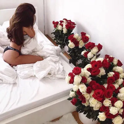 Изображение букета роз на кровати: скачать в формате webp