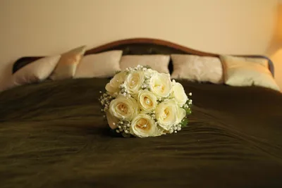 Розы на кровати: фото с отличным разрешением jpg