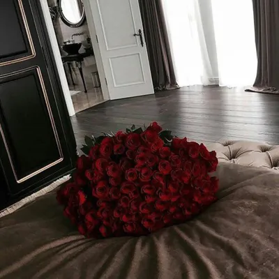 Фотка букета роз на кровати для вашего выбора
