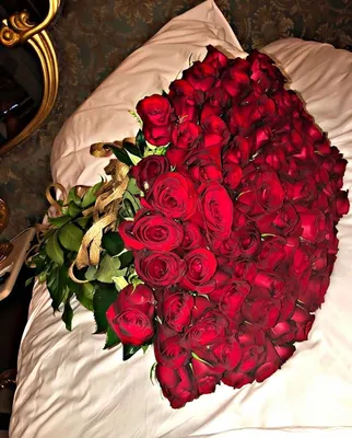 Букет роз на кровати: картинка в формате webp