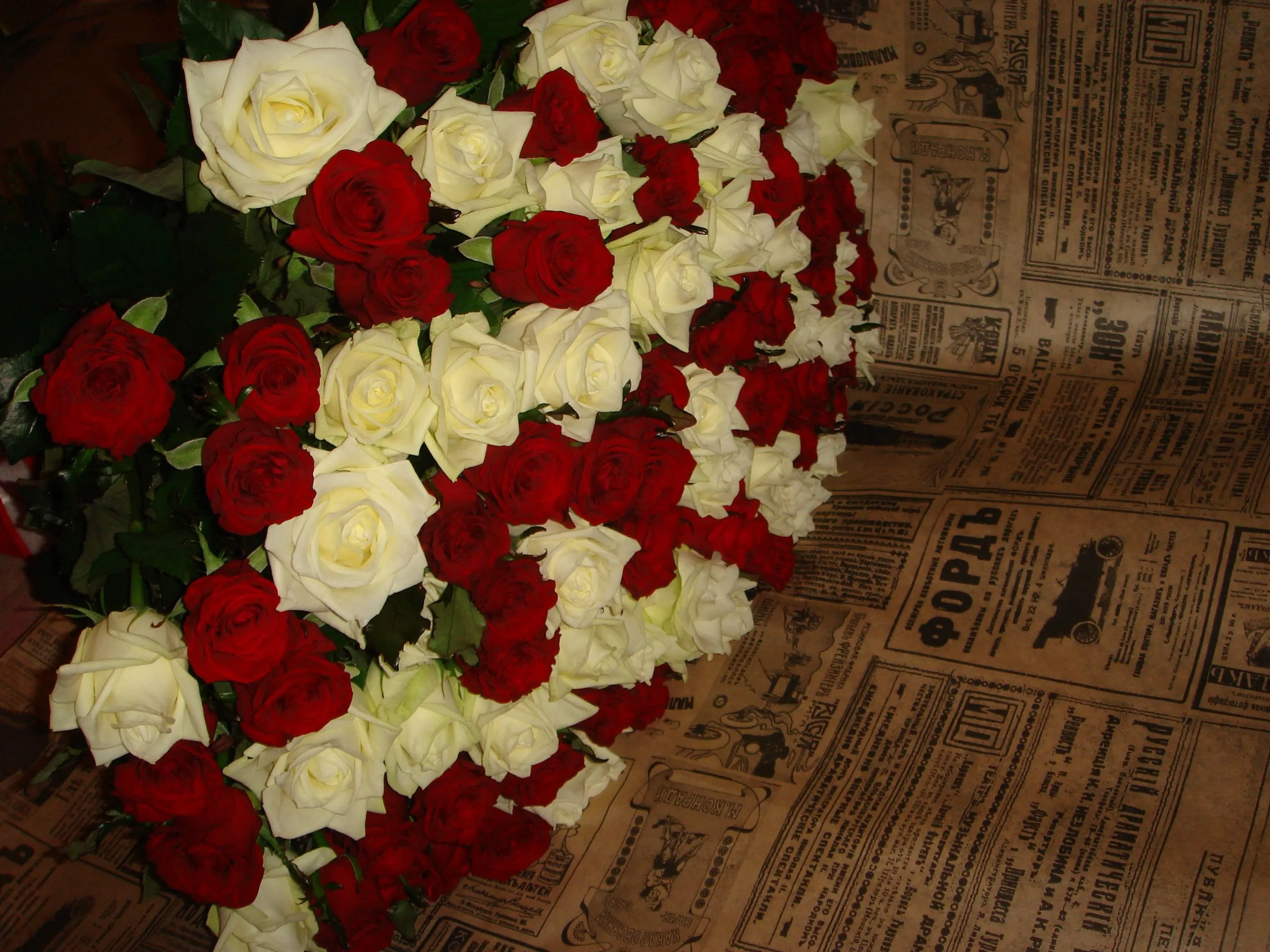 Сегодня мне подарили цветы. Букет роз дома. Букет роз реальные. Букет цветов подарили.