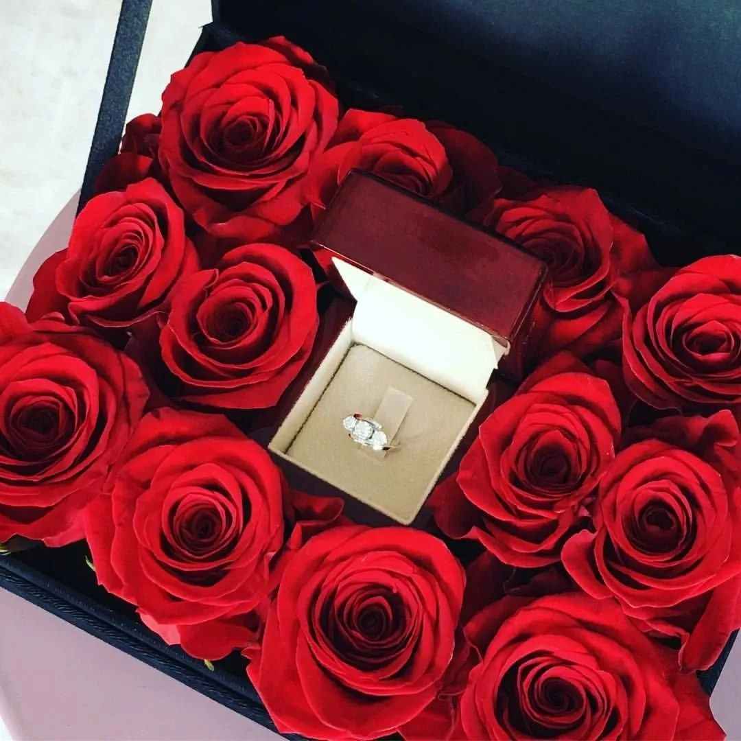 Фото букет роз с кольцом