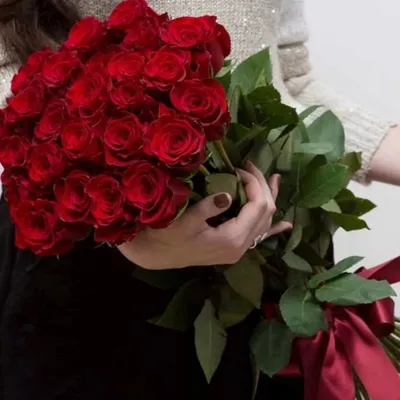 Букет роз в руках: ощутите момент настоящей красоты