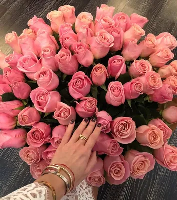 Изысканные букеты роз в руках: добавьте красоту в свою жизнь