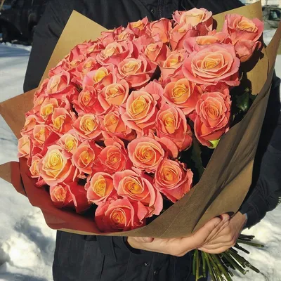 Роскошные розы в руках: качественные изображения в разных форматах