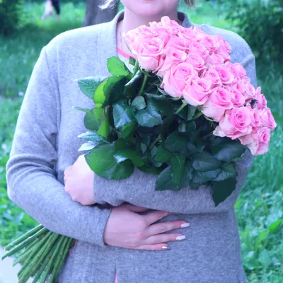 Фотография роскошного букета розовых роз дома - jpeg