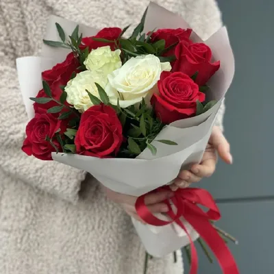 Фотография роскошного букета розовых роз в домашней обстановке - jpg