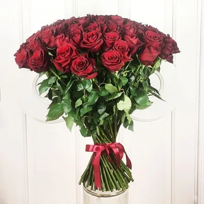 Фото букета темных роз с различными вариантами размера