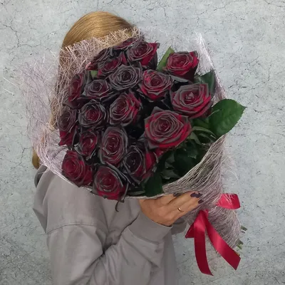 Красивое фото букета темных роз