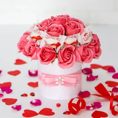 Романтические фотографии букетов из конфетных роз