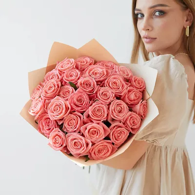 Фотографии букетов из роз с использованием разнообразной конфетной фурнитуры