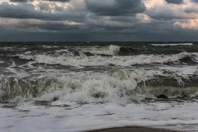 Водные кручения: фотография бури захватывает водоворот стихии