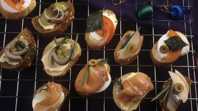 Изображение бутербродов со шпротами для праздничного стола
