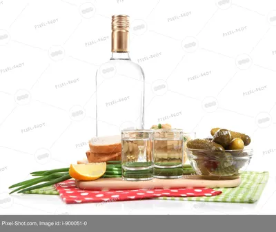Фотография бутылок водки и закусок: доступные форматы загрузки
