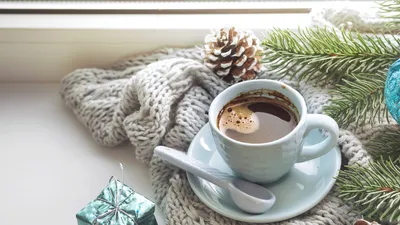 Изображение тепла зимнего вечера: Чашка кофе в высоком качестве