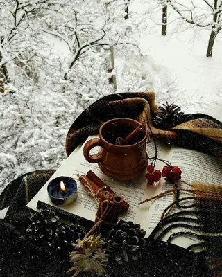 Интимные моменты зимнего кофейного уюта: Чашка в разных форматах