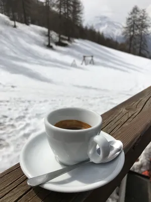 Чашка кофе как символ зимней гармонии: скачайте изображение