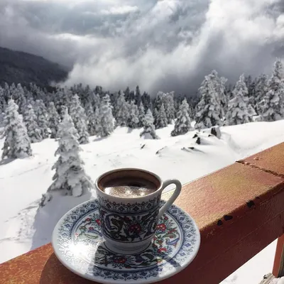 Чашка кофе под магией зимы: скачайте фото в любом формате