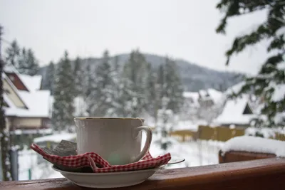 Чашка кофе под магией зимы: загрузите изображение в любом формате