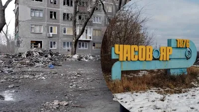 Фото часов в ярком свете города