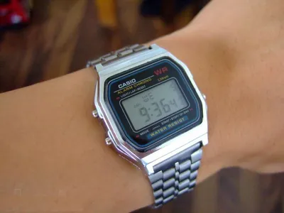 HD обои с часами Casio в стиле арт