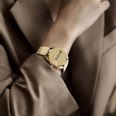 Часы на женской руке  фото