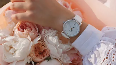 Жизнь в каждой минуте: фотографии часов на женской руке