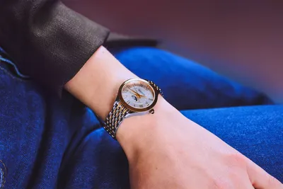 Full HD фото с изображением часов на женской руке