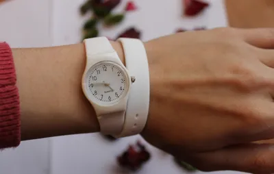 4K фотографии стильных часов swatch для женщин