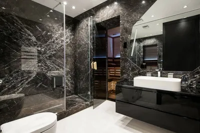 Фото ванной комнаты с черной плиткой и роскошным интерьером