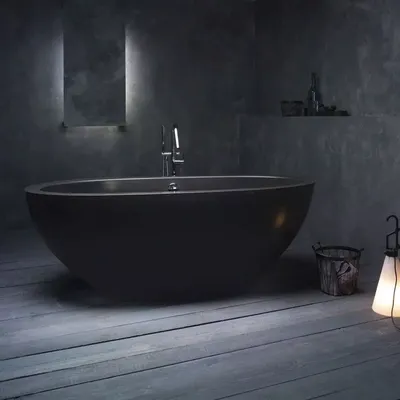 Фото Черной ванны с эргономичным дизайном