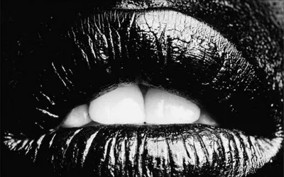 Красные губы на черно-белых снимках: игра контрастов