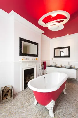 4K фотографии ванной комнаты в черно-красном стиле