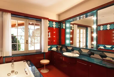 JPG фотографии ванной комнаты в черно-красном стиле