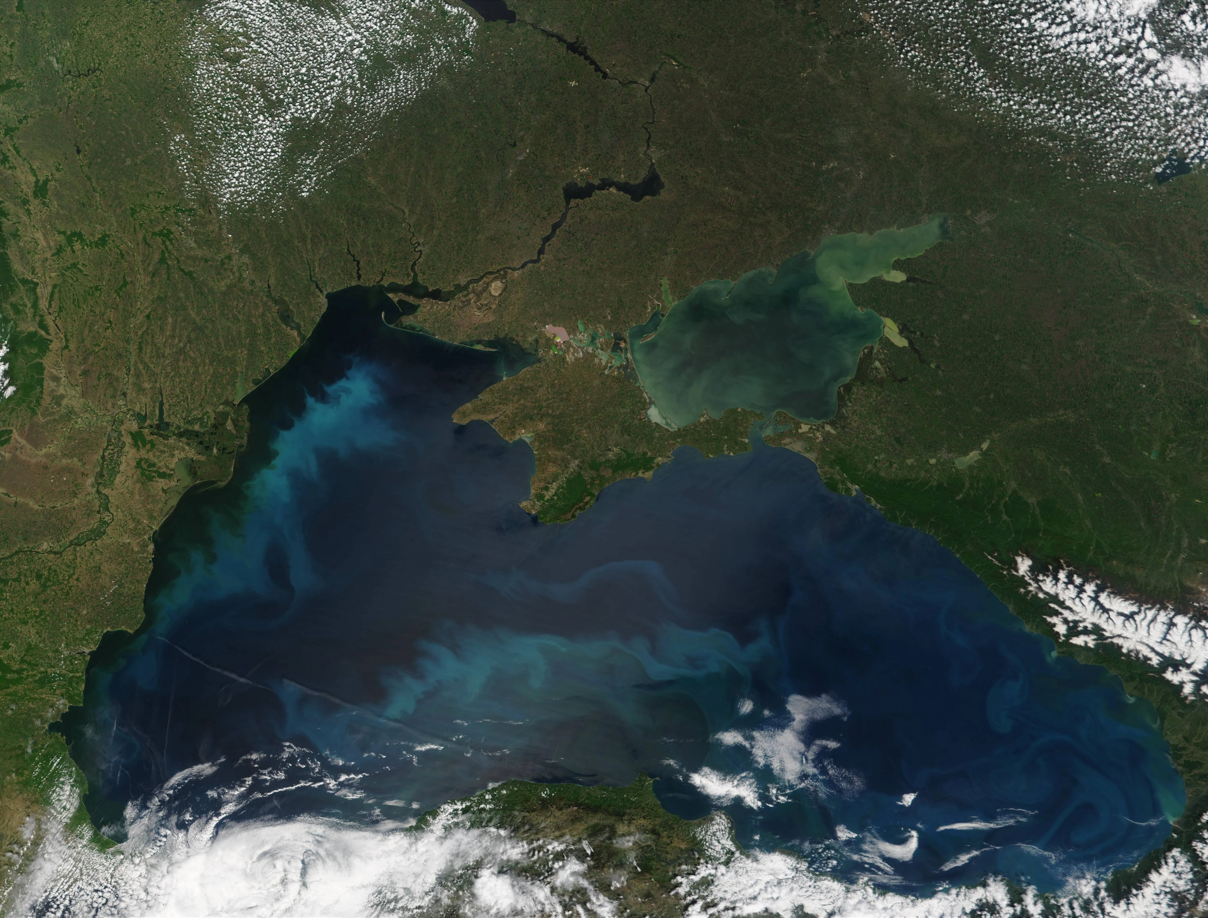 Глубина каспийского озера. Азовское море космический снимок. Рельеф дна черного моря. Космический снимок Каспийского моря. Азовское море вид из космоса.